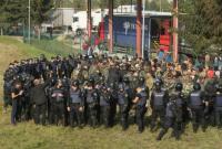 У погранпункта Краковец полиция окружила большую группу неизвестных в камуфляже
