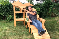 Американец создал идеальный стул для любителей пива и не планирует его серийное производство (видео)