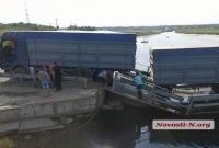В Николаевской области грузовик потопил понтонный мост (видео)