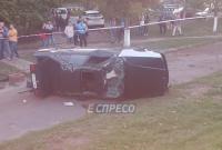 В Киеве автомобиль слетел с дороги, водителя раздавило