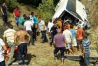 В Турции туристический автобус упал с 50-метровой высоты