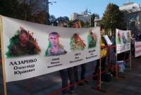 Родные украинских пленных, которые всю ночь пикетировали под Радой, объявили бессрочную акцию (видео)