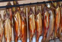 Во Львове десять человек отравились копченой рыбой, купленной в киоске на одном из рынков