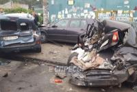 В Киеве на Лесной столкнулись шесть автомобилей, повреждена придорожная кофейня