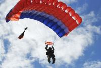 В Праге во время празднования Дня армии парашютист приземлился на зрителей: есть пострадавшие