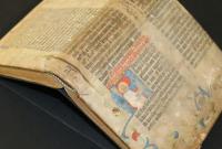 В Германии обнаружили фрагмент Библии отца печатного станка Гутенберга, который веками служил обложкой
