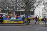 В Берлине перед посольством РФ прошла акция протеста против обстрелов Авдеевки