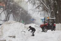 Коммунальщики говорят, что на борьбу со снегом в Киеве вышла вся имеющаяся техника