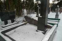 В Киеве на военном кладбище мужчина воровал бронзовые бюсты (фото)