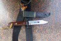Самодельную взрывчатку, ножи и кастеты изъяли полицейские на столичном Крещатике