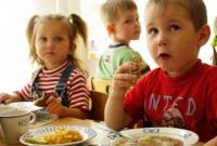 Школьников города Вараш в Ровенской области прекратили кормить