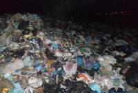 На Запорожье неизвестные среди ночи выгрузили в поле сотни тонн львовского мусора