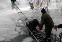 Вблизи Ровно двое рыбаков провалились под лед