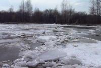 Из-за повышения уровня воды в Закарпатской области затопило местную дорогу