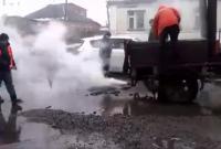 "Нас заставили!": на Харьковщине коммунальщики укладывали асфальт прямо в лужу (видео)
