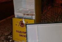 В Киеве вандалы уничтожили холодильник с едой для бедных