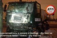 В Киеве на Оболони бетоновоз протаранил два авто и снес столбы