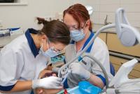 В Великобритании ученые нашли способ лечить зубы без пломб