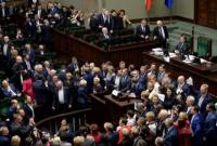 Польский Сенат одобрил скандальный бюджет, протест оппозиции в Сейме продолжается