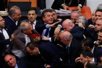 Турецкие депутаты подрались в ходе дебатов о конституционных изменениях