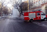 В центре Днипра вода бьет фонтаном из-за прорыва трубы (видео)