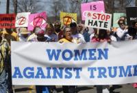 Тысячи женщин вышли на акции против Д.Трампа в Европе