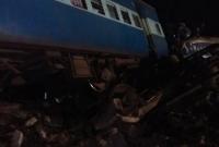 Из-за схода поезда с рельсов в Индии погибли не менее 13 человек