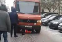 В центре Львова микроавтобус насмерть переехал парковщика