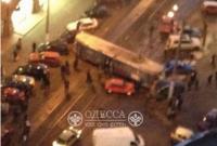 В Одессе трамвай развернуло поперек улицы