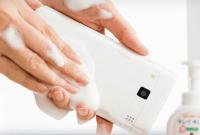 В Японии создали смартфон, который можно мыть с мылом