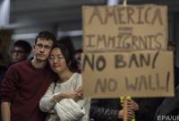 "No ban. No wall". В аэропортах США тысячи людей протестуют против указа Трампа