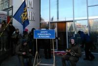 Активисты "Азова" устроили пикеты под офисами российских банков в Украине
