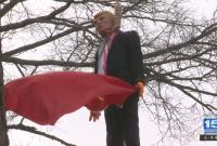 В США повесили куклу Д.Трампа с советским флагом в руках