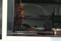 В РФ на прилавке киоска с шаурмой сняли на видео крыс, которые бегают по мясу