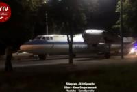 По улицам Киева ночью проехал самолет (видео)