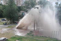 Высотой в 3 этажа: в сети появилось видео мощного "гейзера" в Киеве