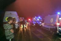 Под Днепром автобус столкнулся с легковым авто и перевернулся – пострадали 15 человек