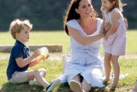 Отпуск продолжается. Кейт Миддлтон и принц Уильям с детьми отправились на отдых в деревню