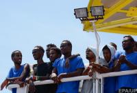 "Может отправляться, куда угодно". Италия отказалась принимать судно со 140 мигрантами