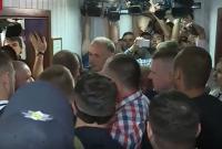 Адвокаты Януковича устроили потасовки с полицией в суде