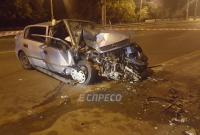В Киеве в ночном ДТП погибла пассажирка такси (видео)