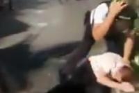 В Москве полицейский избил мужчину на глазах у жены и сына (видео)