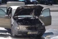 В Киеве на ходу вспыхнул автомобиль, водитель получил ожоги