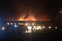 В Мукачево загорелся склад Новой почты: огонь охватил все здание