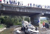 На автодороге "Львов-Ужгород" автомобиль слетел с моста в реку