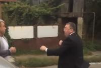 В Черновцах чиновник устроил драку с таксистом прямо на дороге (видео)