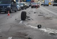 В Киеве отпавшее колесо спровоцировало тройное ДТП - авто разбросало по дороге