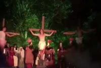 В Бразилии во время спектакля "Страсти Христовы" зритель атаковал древнеримского солдата (видео)