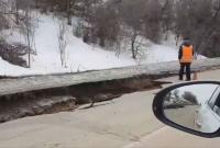 Из-за паводка на трассе в Сумской области образовался километровый провал (видео)