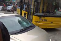 В Киеве пассажиры троллейбуса разбили стекло в машине, заблокировавшей движение